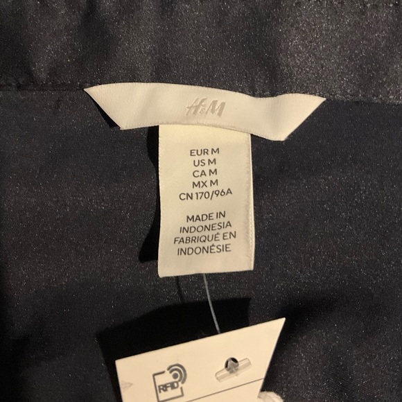 NWT H @ M Classic Button-Down Shirt in Deep Navy Size Medium - Picture 4 of 6